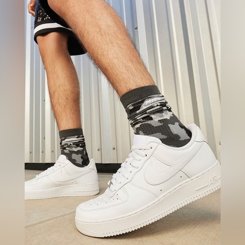 EUC Nike Men’s Air Force‎ 1 ‘07 White Athletic Sneakers 12